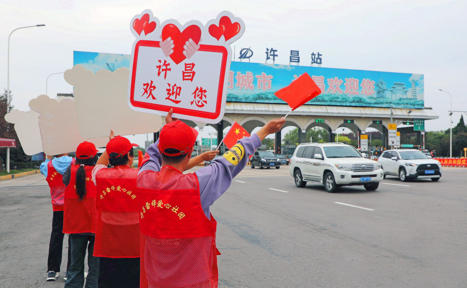 志愿者热情为外地游客服务